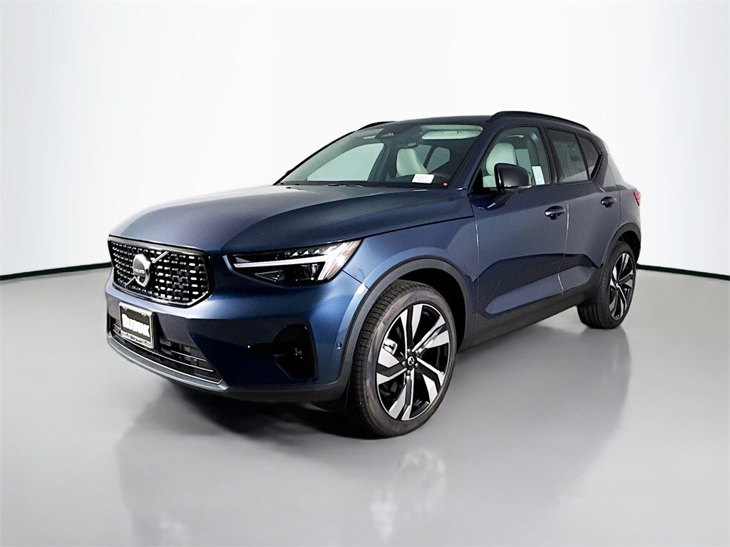 2026 Volvo XC40 photo 3