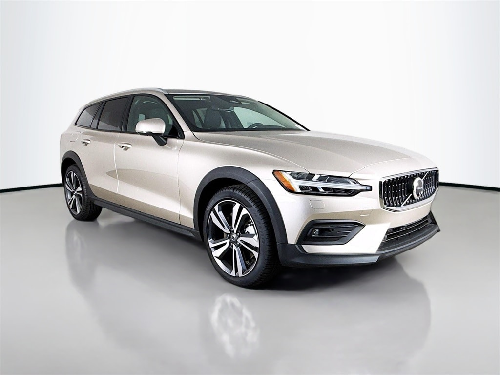 2026 Volvo V60 Cross Country Plus's photo