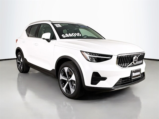 2025 Volvo XC40 B5 Core SUV