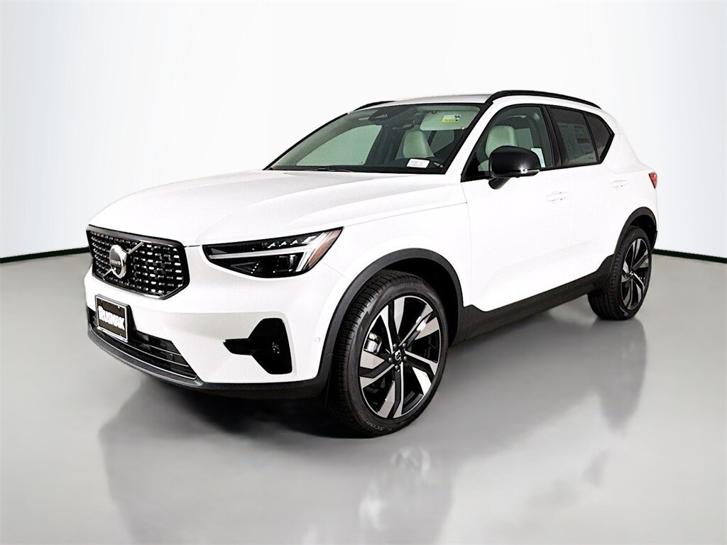 2026 Volvo XC40 photo 3