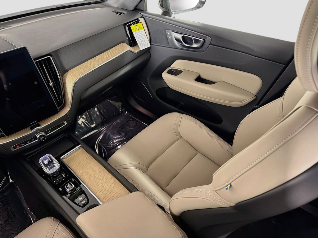 2026 Volvo XC60 Plus - Photo 24