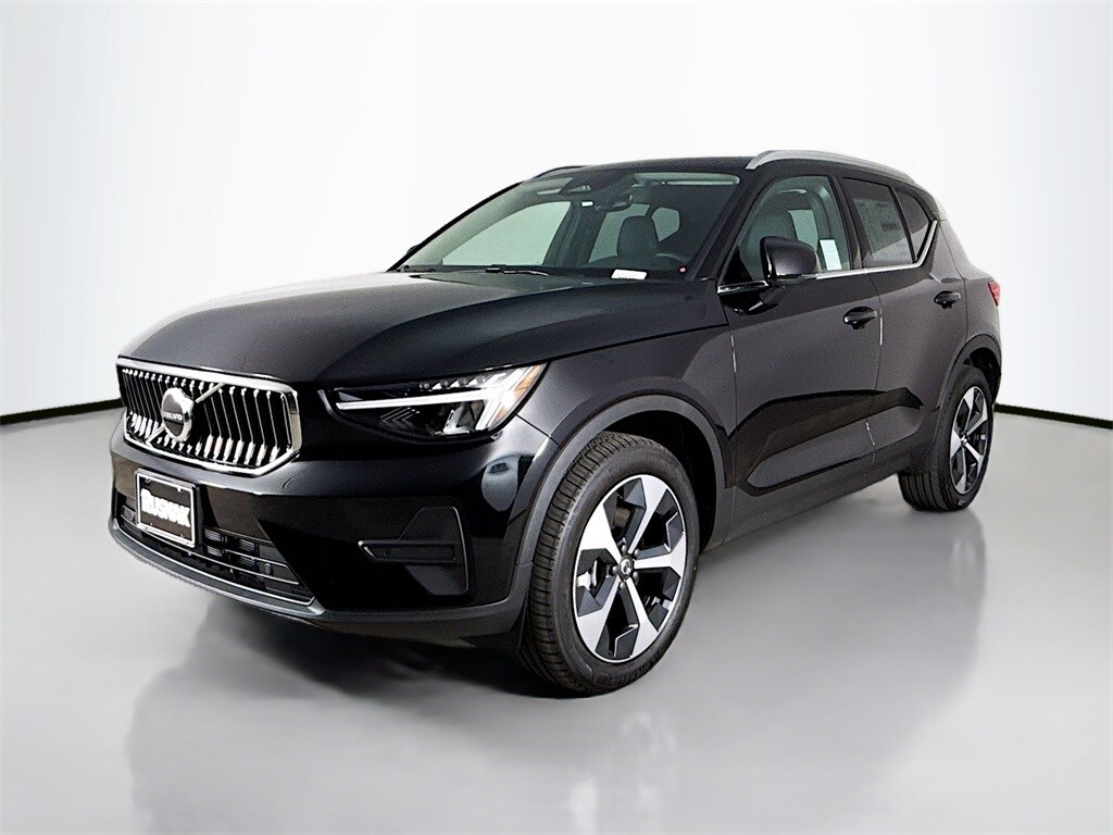 2025 Volvo XC40 Core photo 3