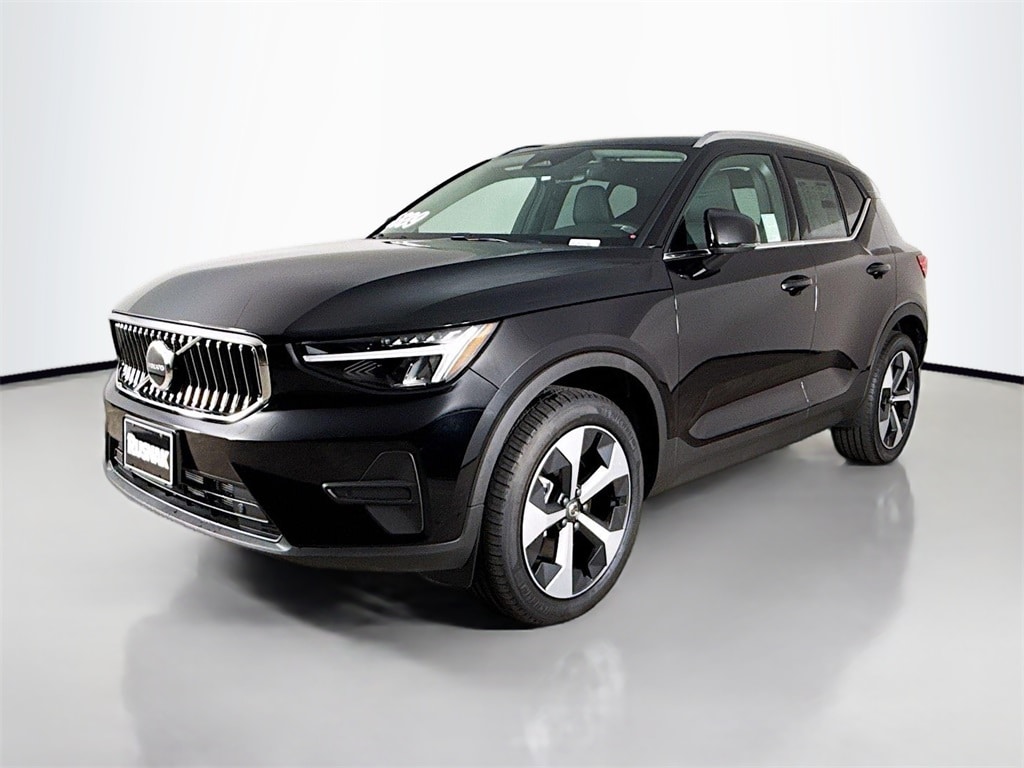 New 2025 Volvo XC40 B5 Core SUV