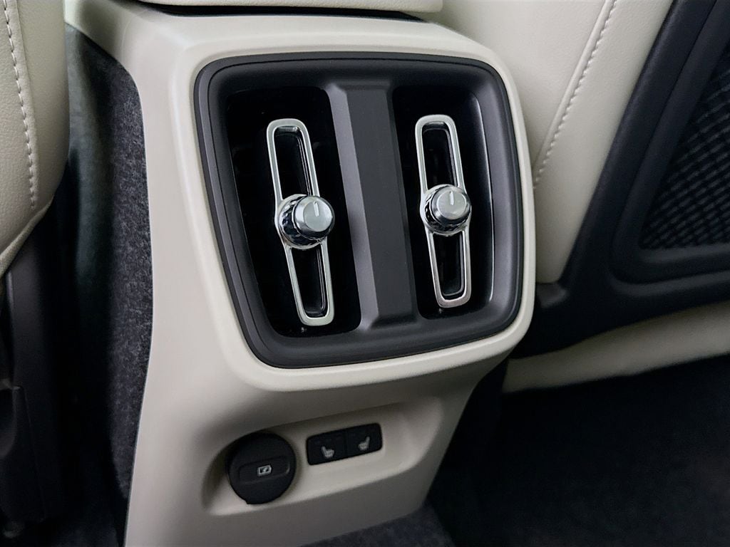 2026 Volvo XC40 Plus - Photo 25