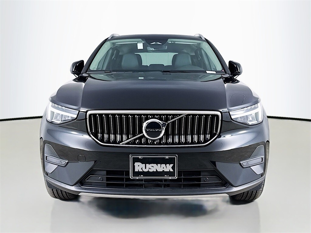 2025 Volvo XC40 Core photo 2