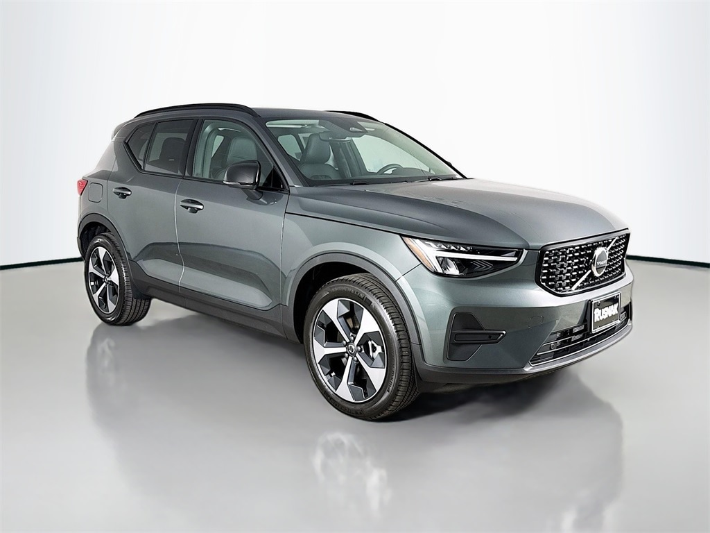 2026 Volvo XC40 Core's photo