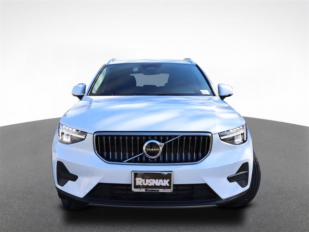 2025 Volvo XC40 Core photo 3