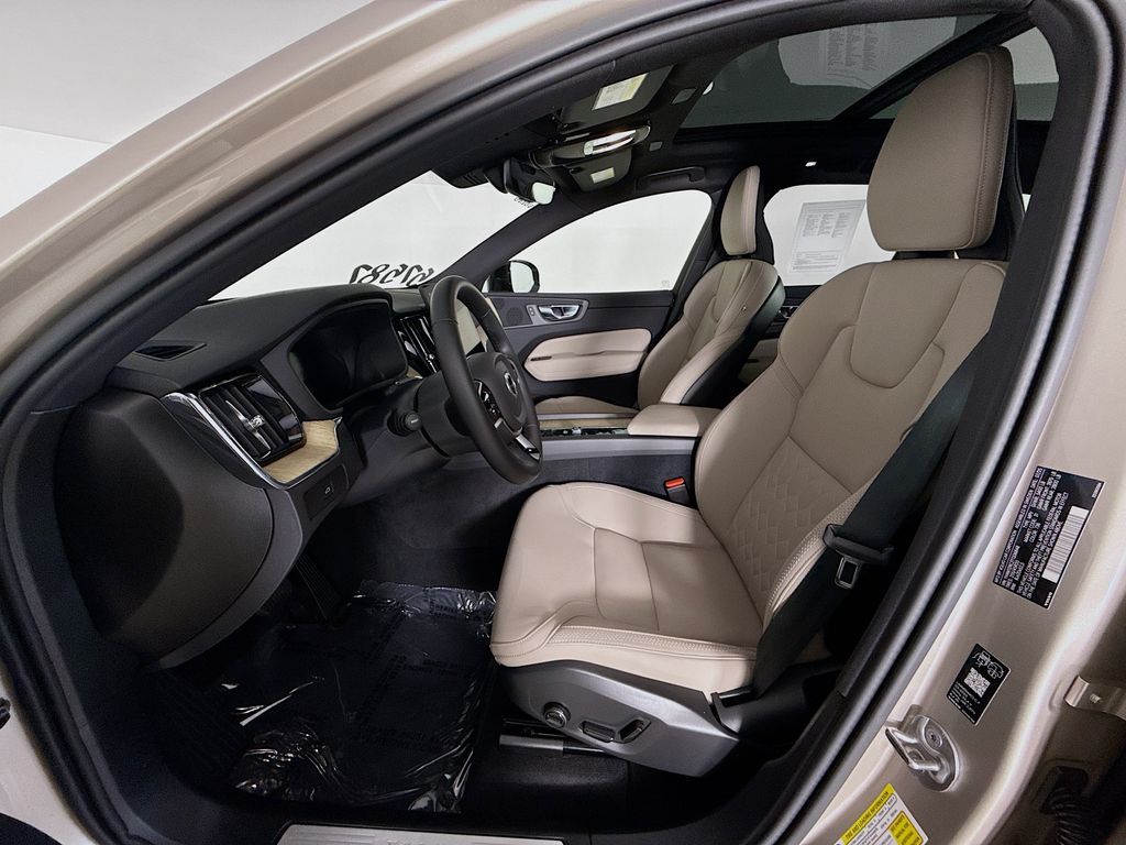 2026 Volvo XC60 Plus - Photo 21