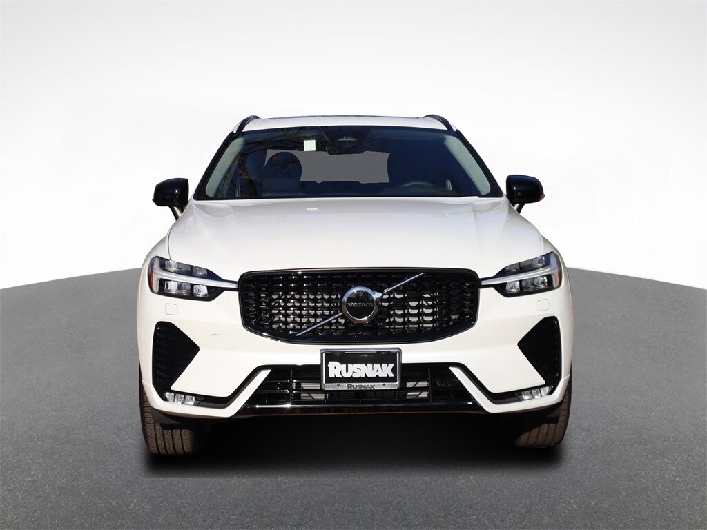 2025 Volvo XC60 B5 Core photo 2