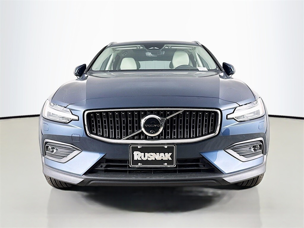 2026 Volvo V60 Cross Country B5 Plus photo 2