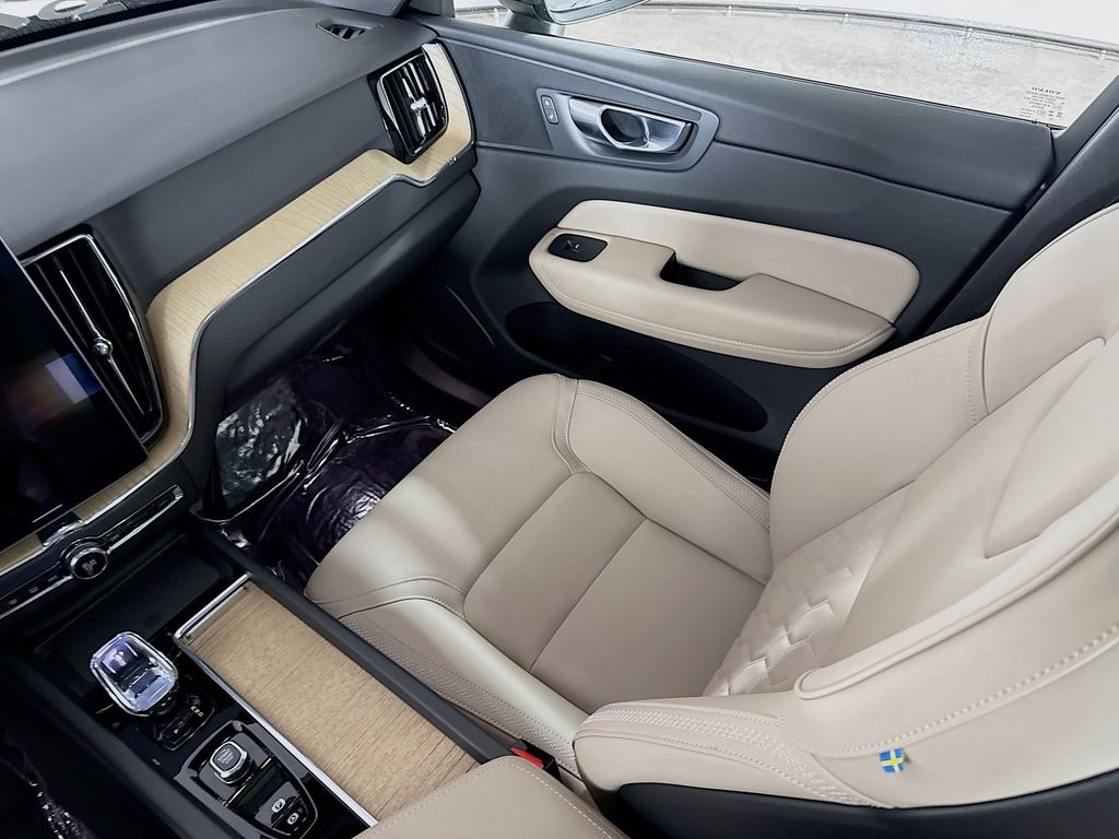 2026 Volvo XC60 Plus - Photo 24