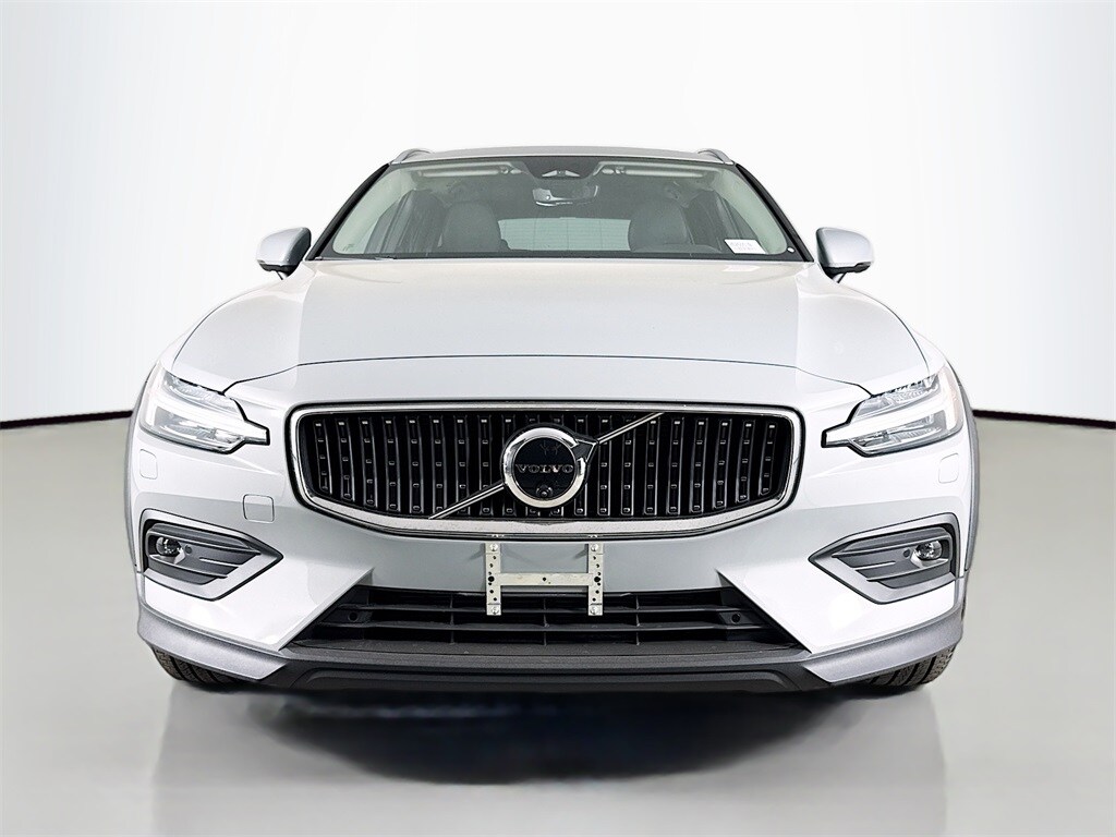 2026 Volvo V60 Cross Country B5 photo 2