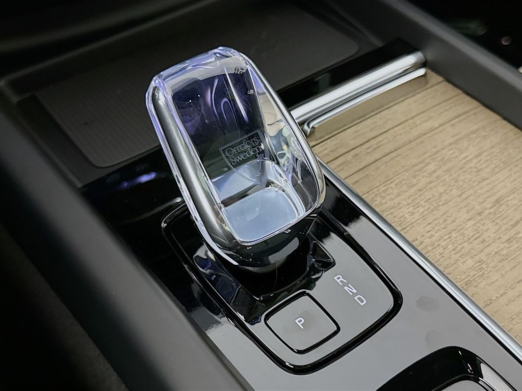 2026 Volvo XC60 Plus - Photo 17