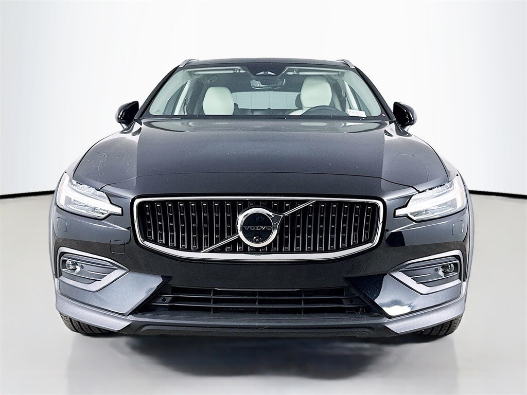 2026 Volvo V60 Cross Country B5 Plus photo 2