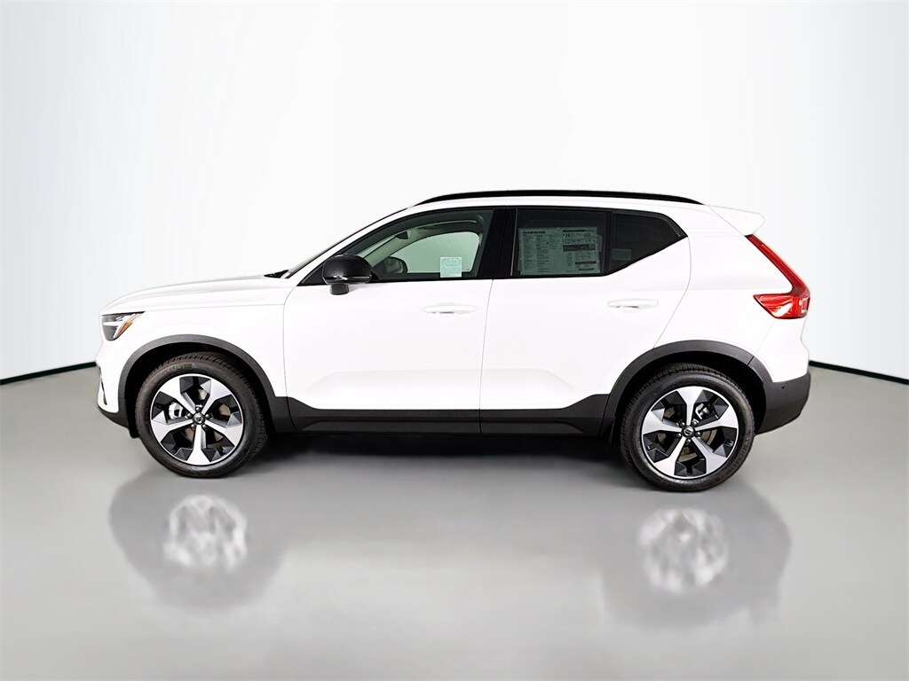 2026 Volvo XC40 Plus photo 4