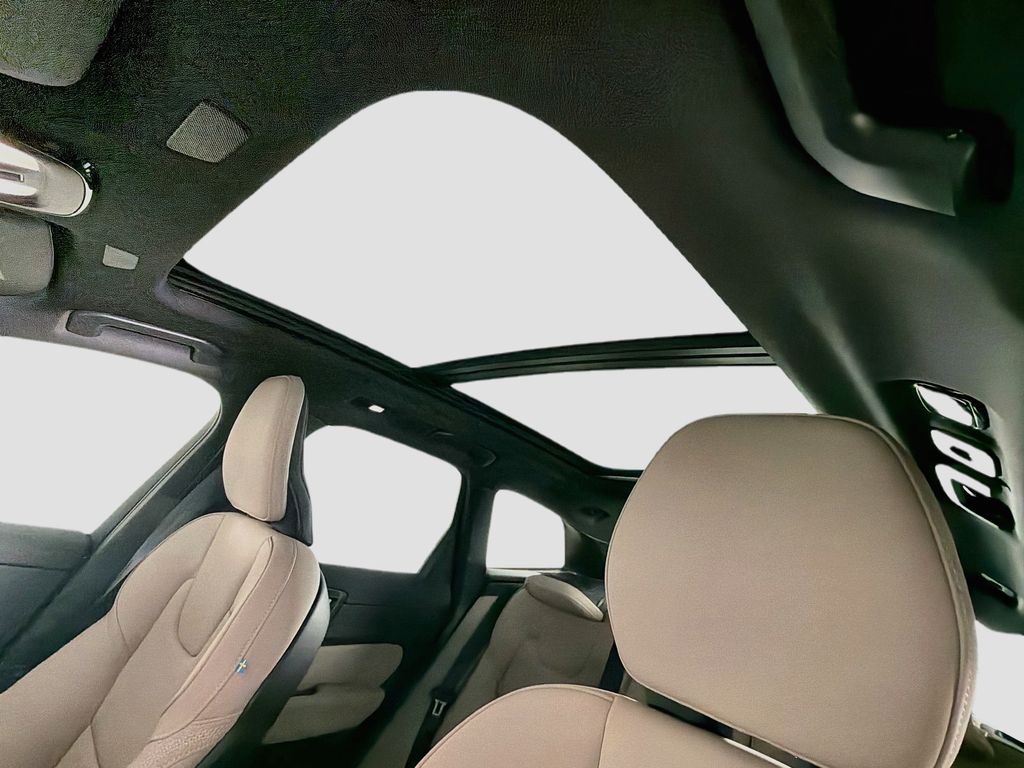 2026 Volvo XC60 Plus - Photo 22