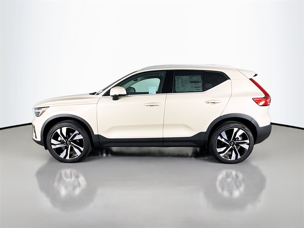 2025 Volvo XC40 Plus photo 4