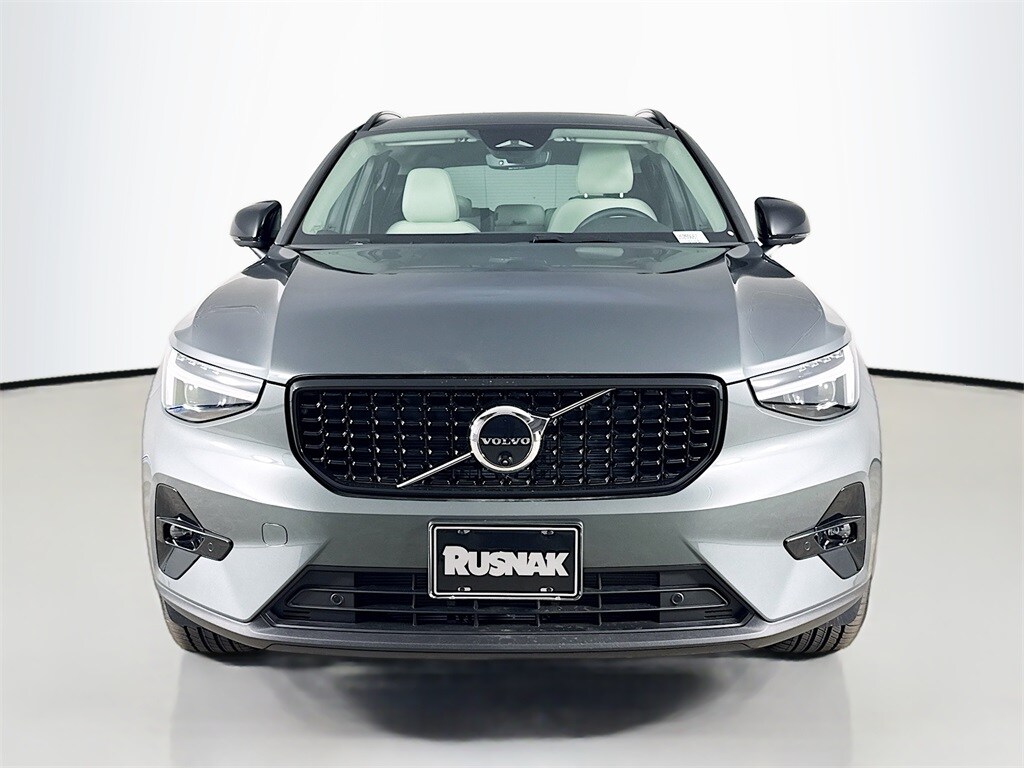 2026 Volvo XC40 Plus photo 2
