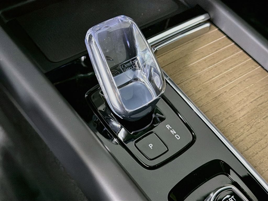 2026 Volvo XC60 Plus - Photo 17