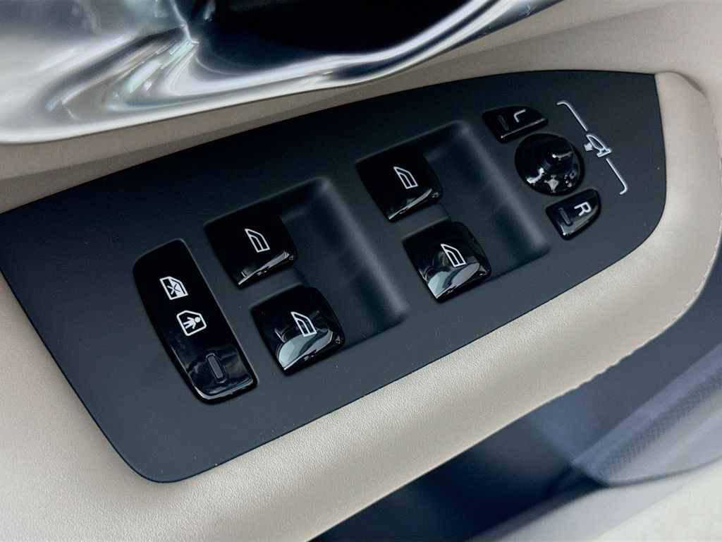 2026 Volvo XC90 Plus - Photo 18