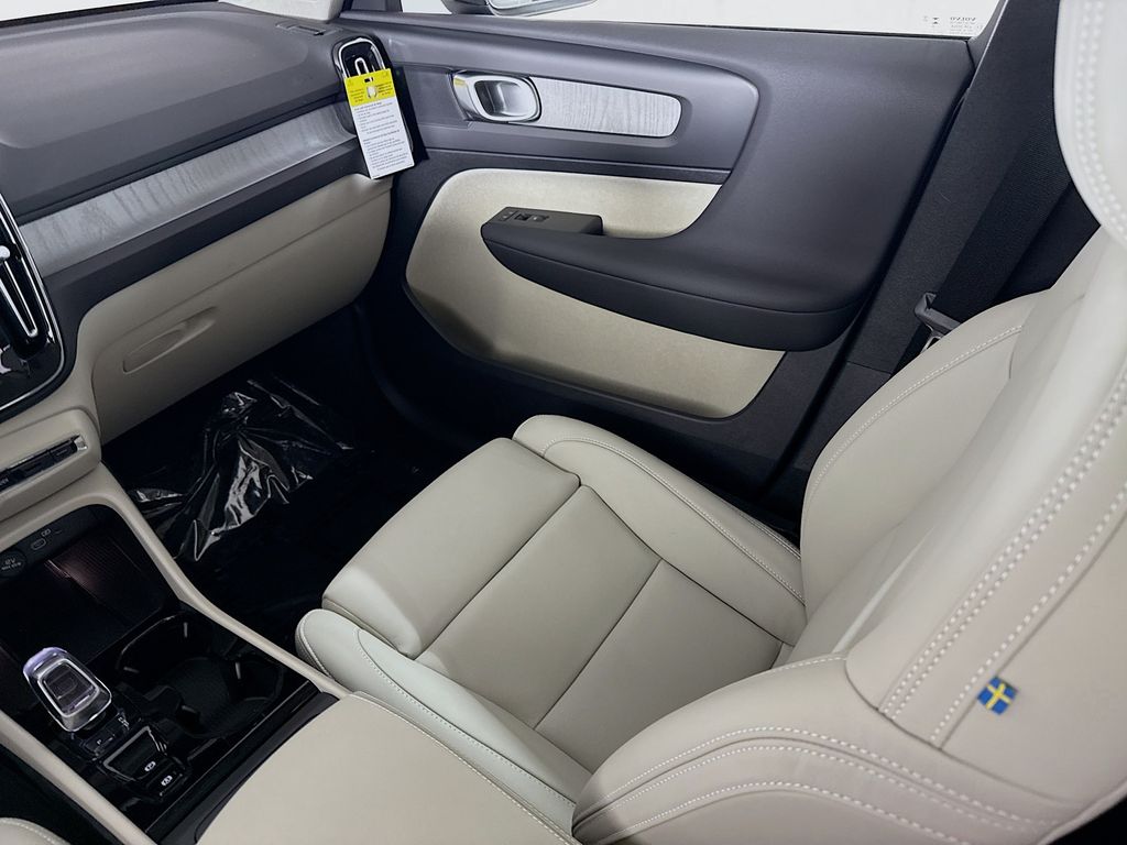 2026 Volvo XC40 Plus - Photo 24