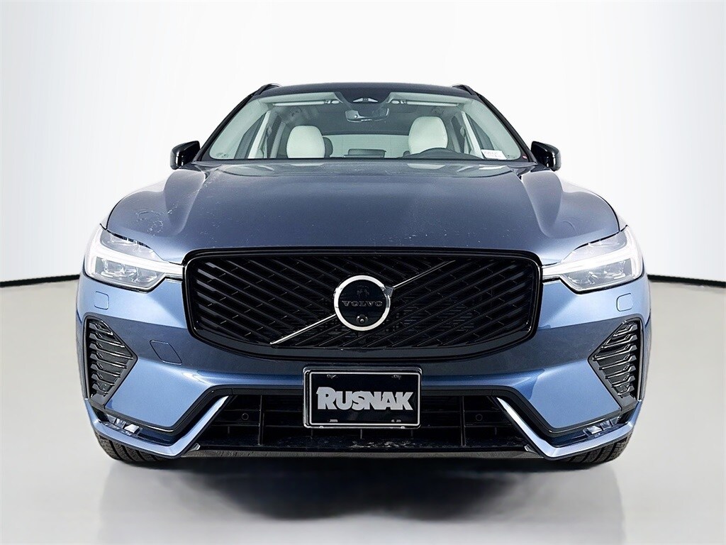 2026 Volvo XC60 B5 photo 2