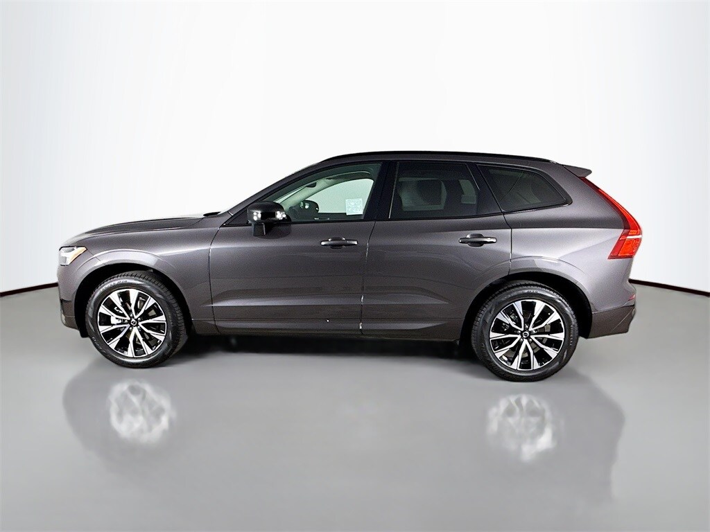 2025 Volvo XC60 B5 Core photo 3