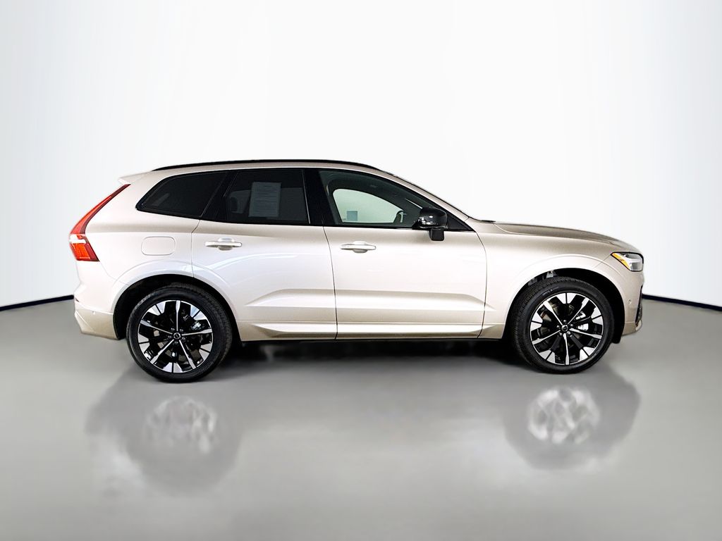 2026 Volvo XC60 Plus - Photo 8