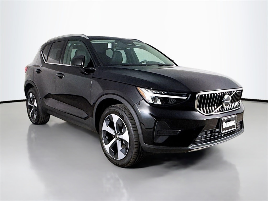 2025 Volvo XC40 Core's photo