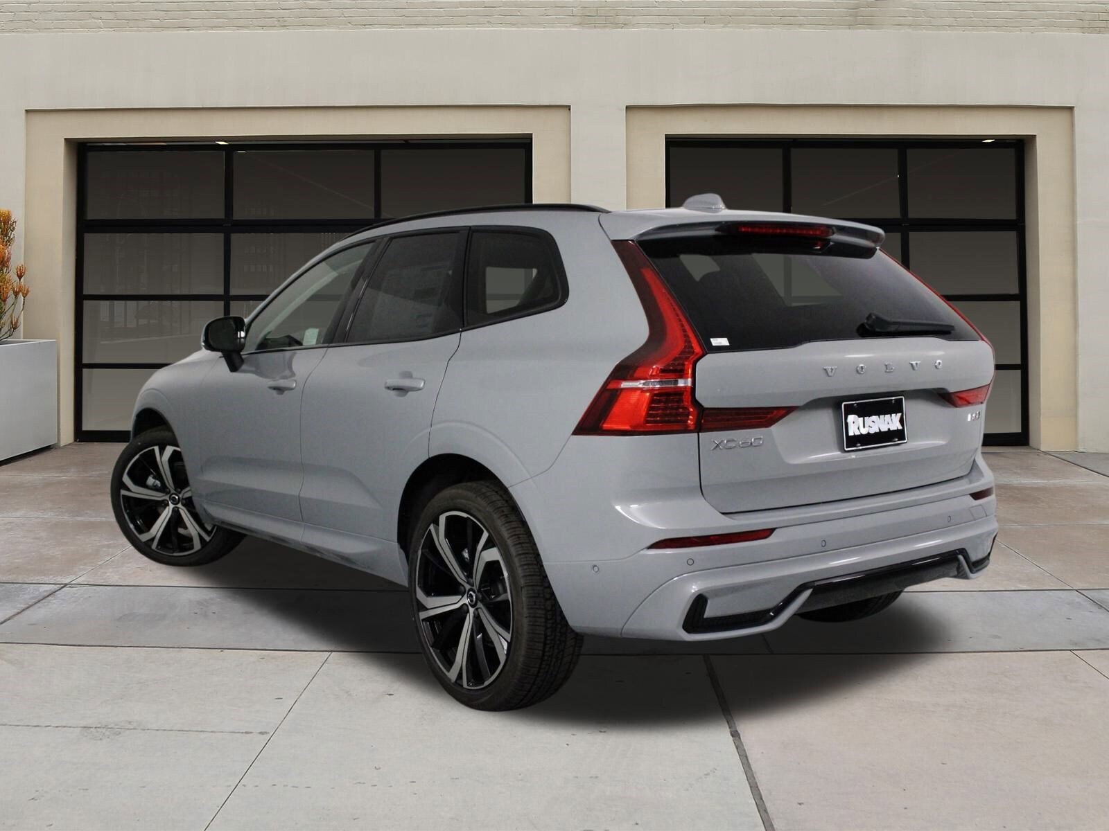 2025 Volvo XC60 B5 photo 3