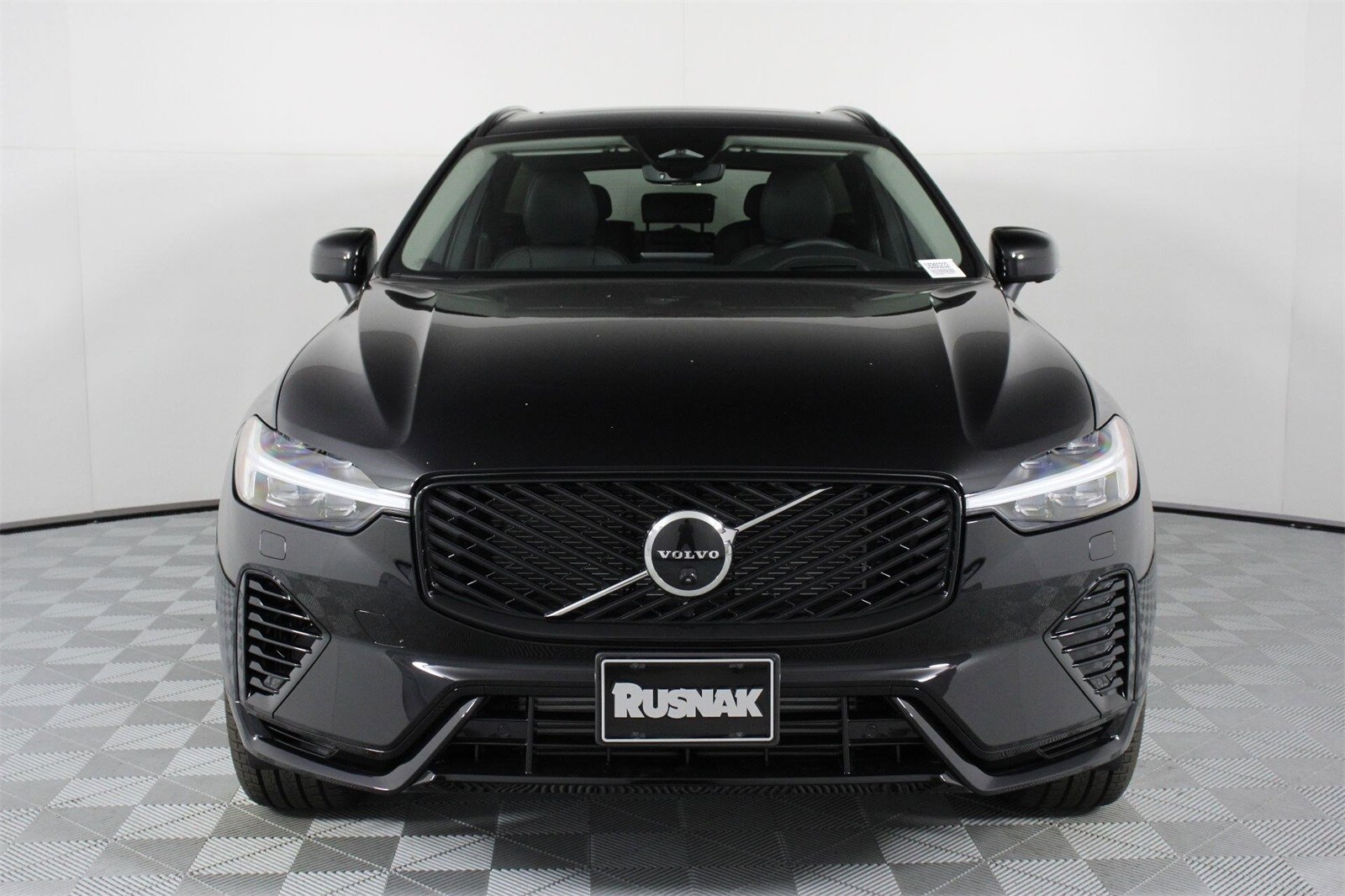 2026 Volvo XC60 T8 photo 2