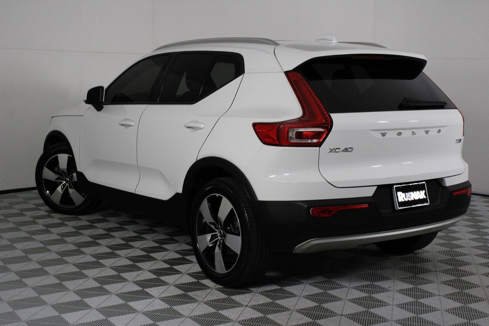 Used 2019 Volvo XC40 Momentum with VIN YV4162UK7K2047878 for sale in Pasadena, CA