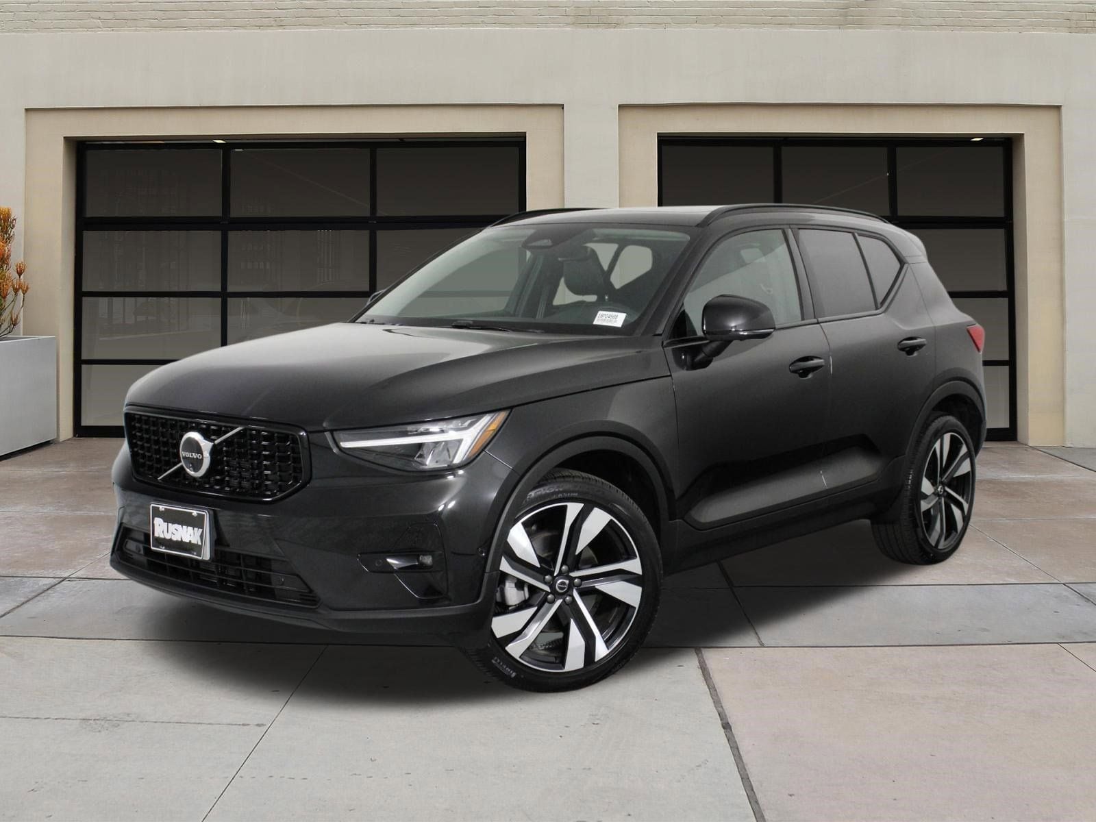 2025 Volvo XC40 B5 Plus Dark Theme photo 2