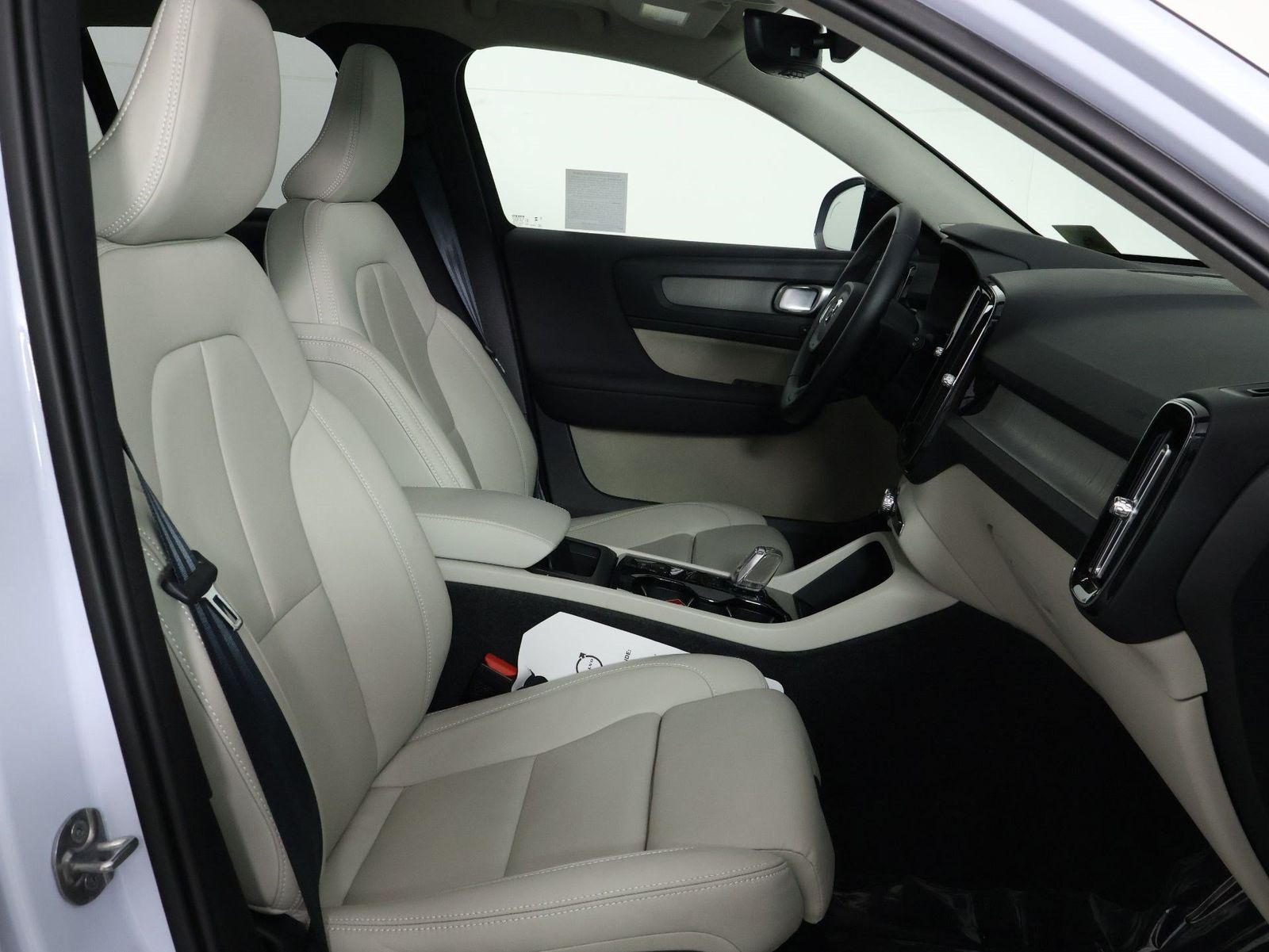 2026 Volvo XC40 Plus - Photo 29