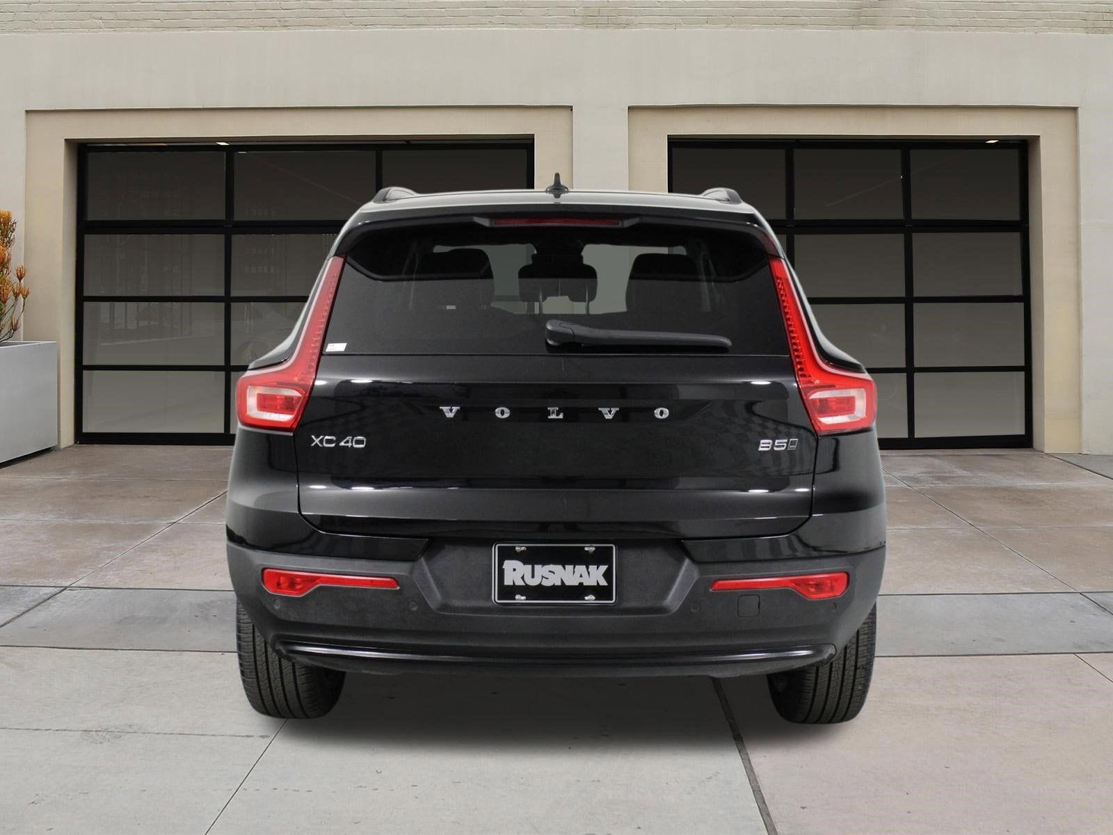 2025 Volvo XC40 B5 Plus Dark Theme photo 4