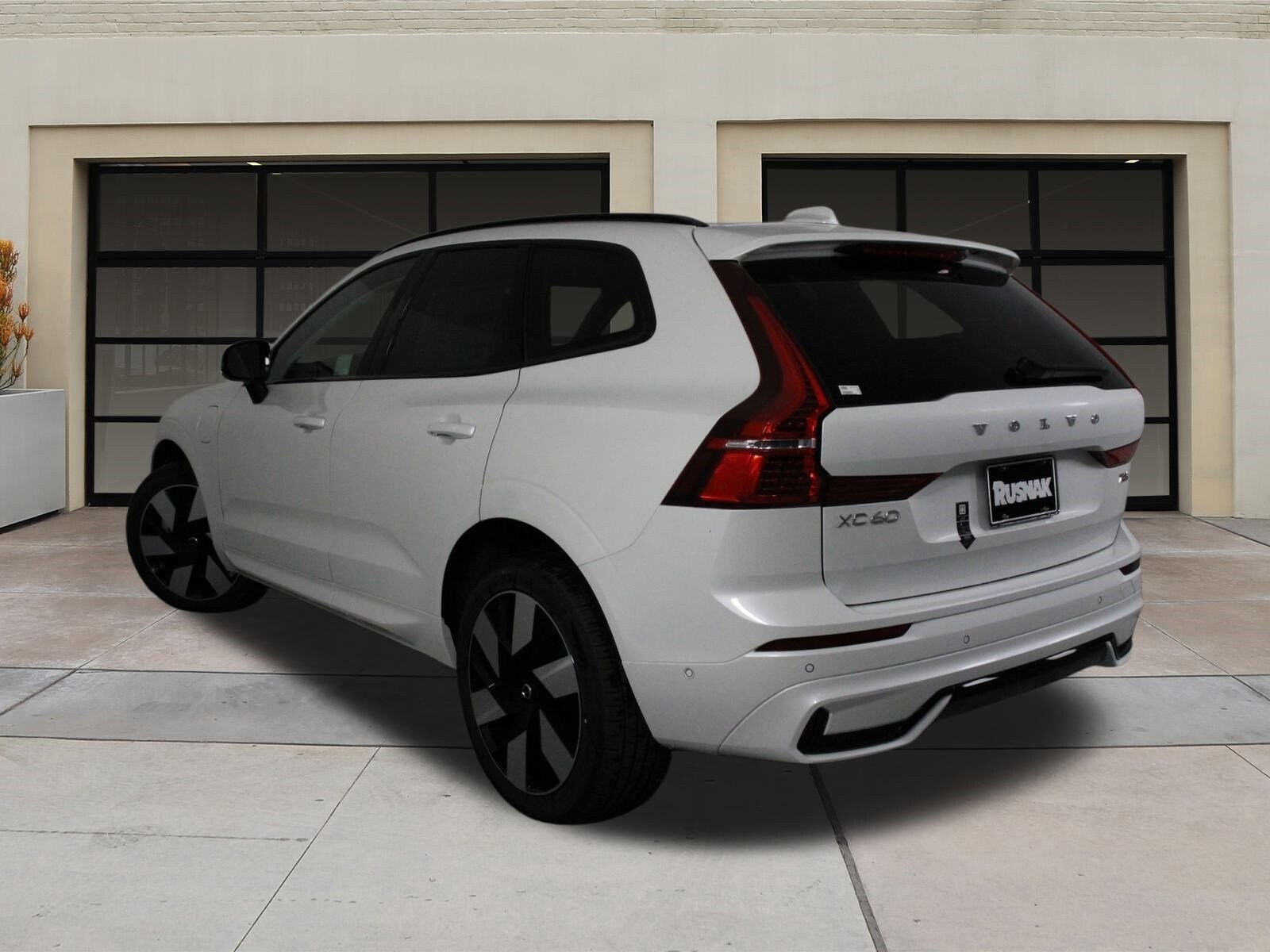 2025 Volvo XC60 Hybrid T8 Plus photo 3