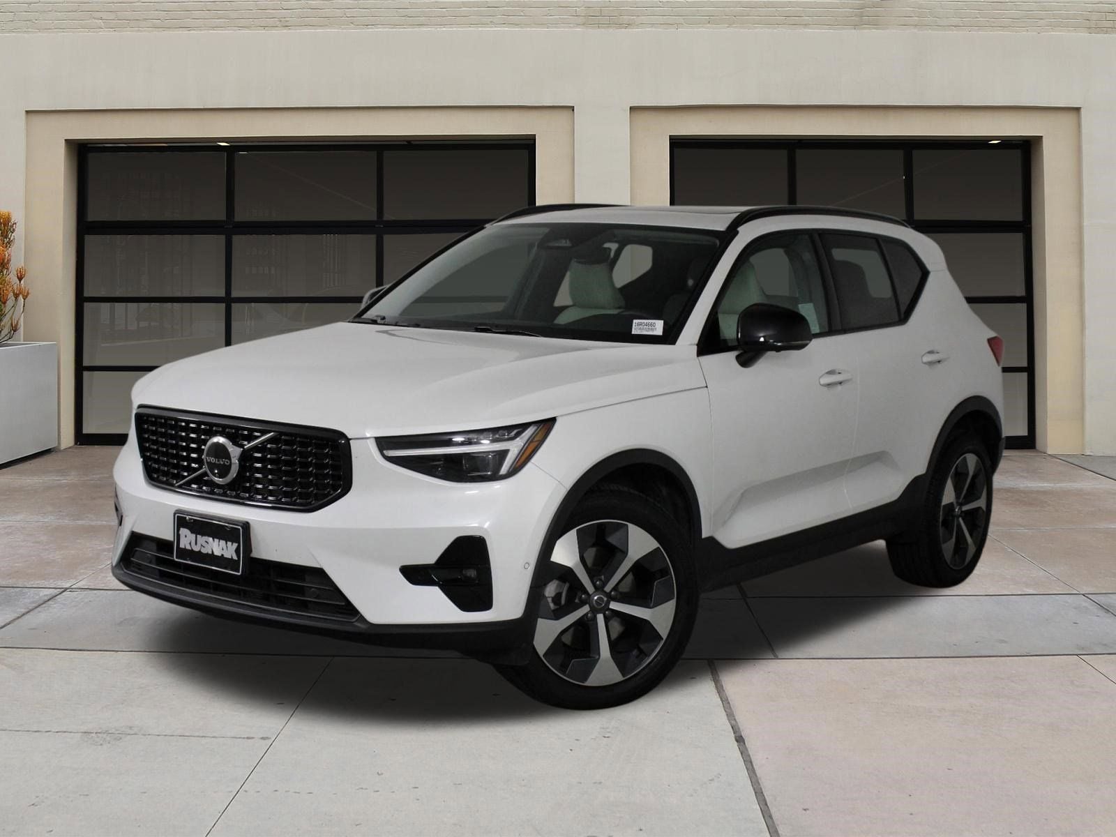 2026 Volvo XC40 B5 Plus photo 2