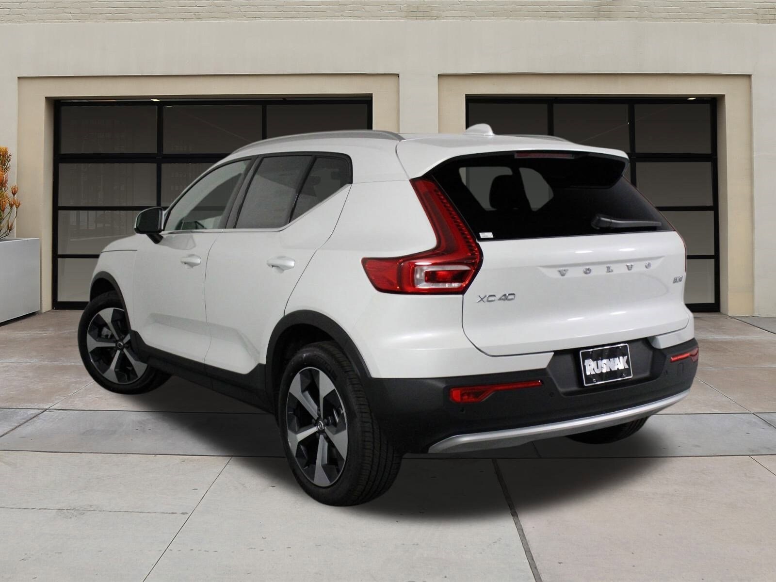 2025 Volvo XC40 Core photo 3