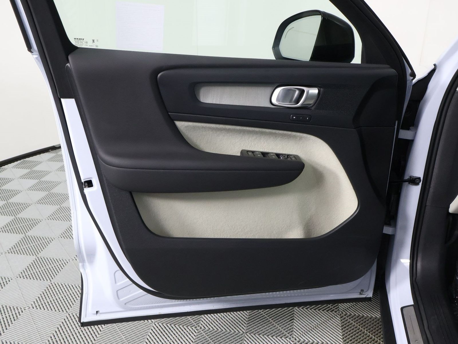 2026 Volvo XC40 Plus - Photo 17