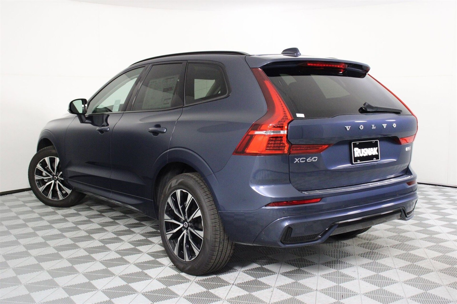 2025 Volvo XC60 B5 Core photo 3