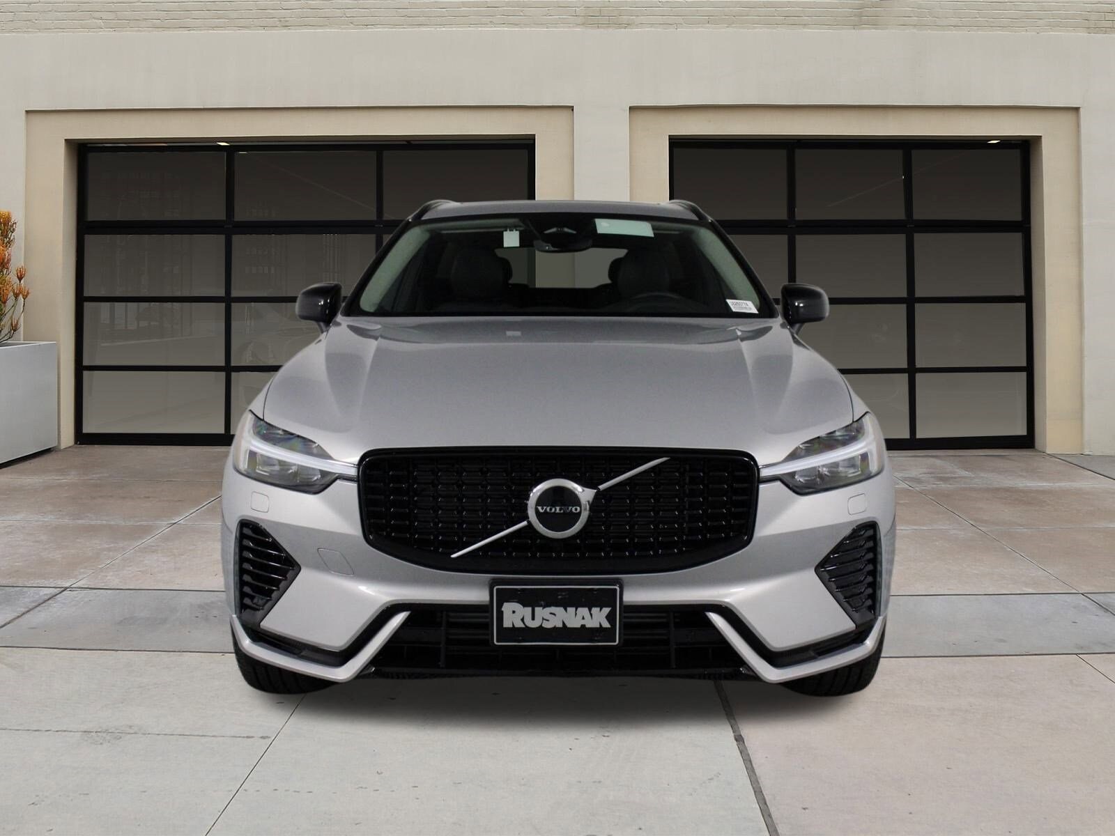2025 Volvo XC60 T8 Core photo 2