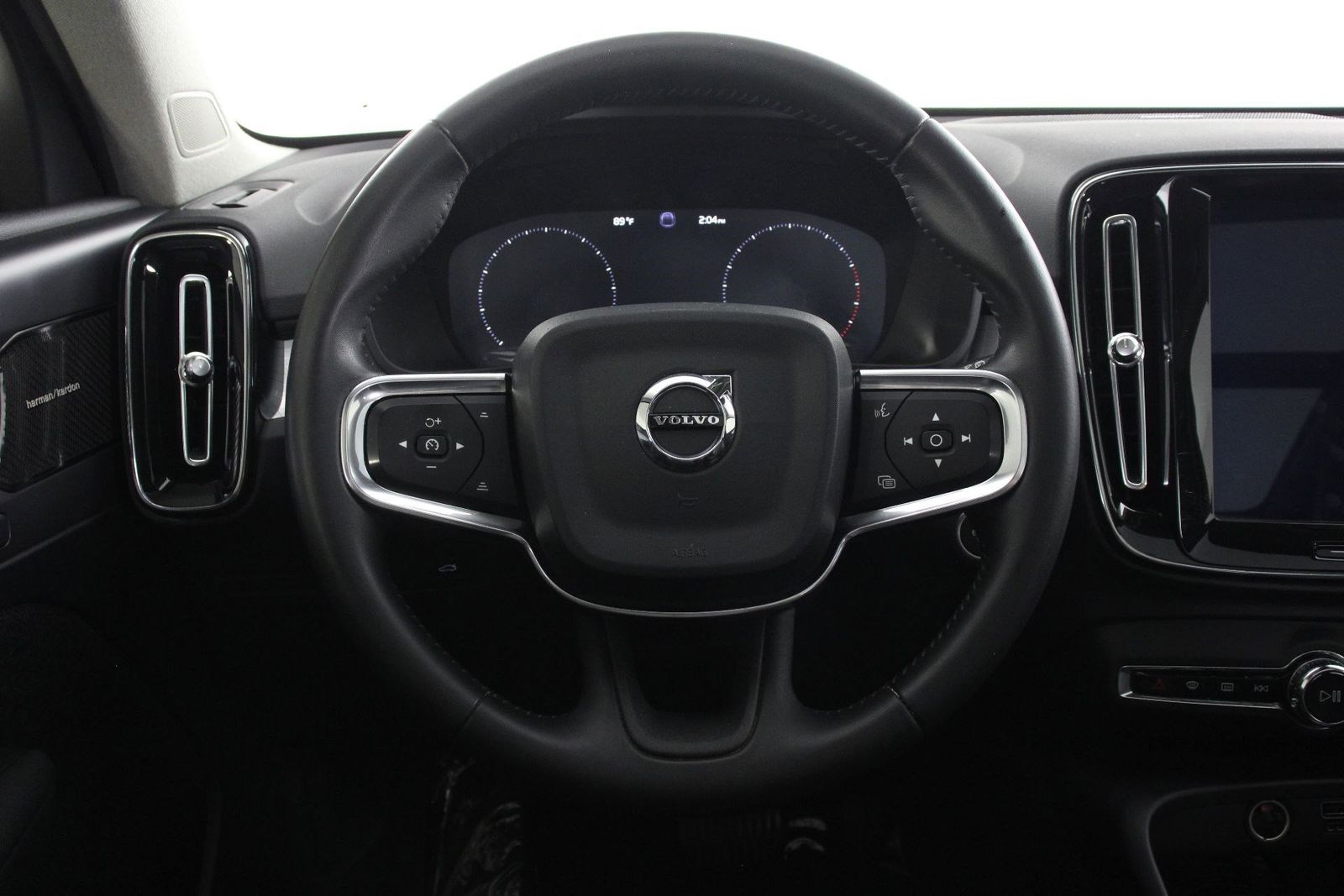 2019 Volvo XC40 Momentum photo 3