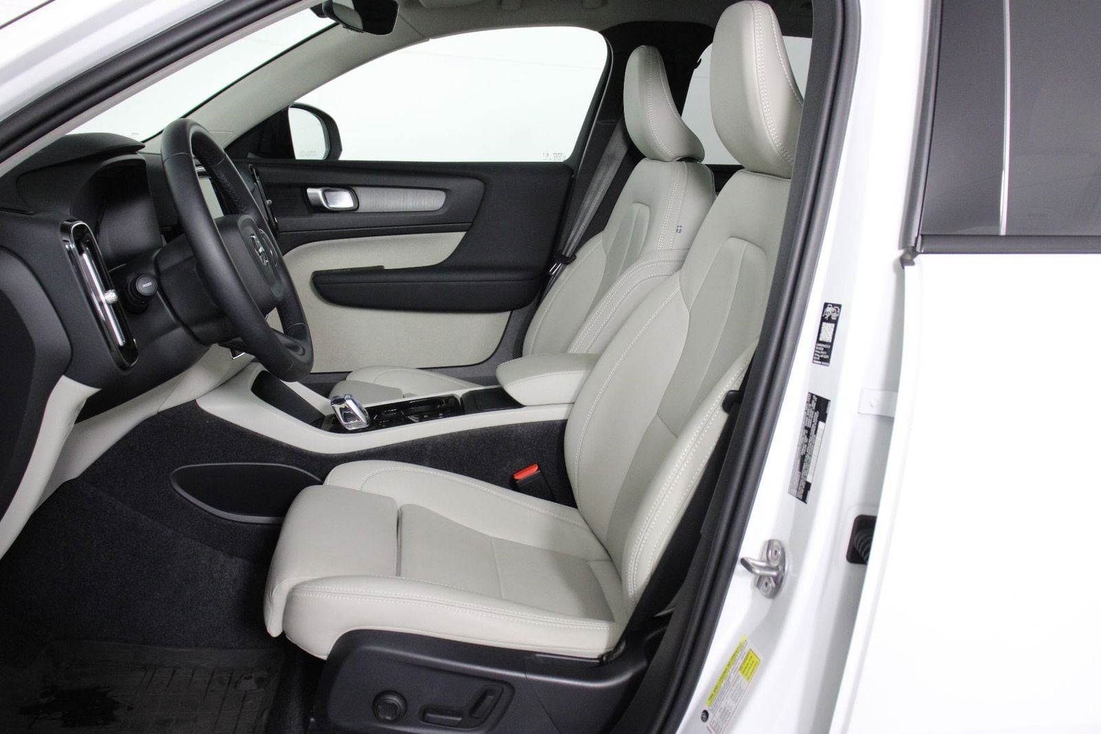 2026 Volvo XC40 Plus - Photo 31