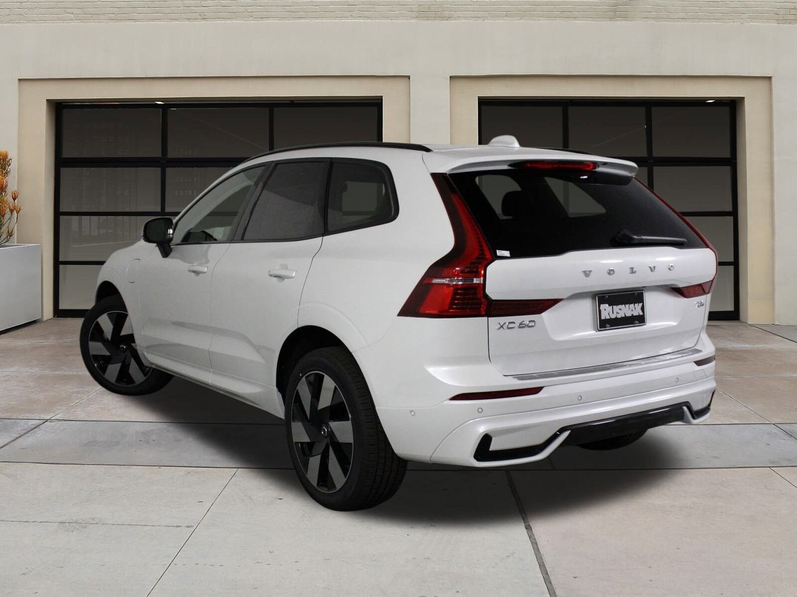 2025 Volvo XC60 Hybrid T8 Plus photo 3