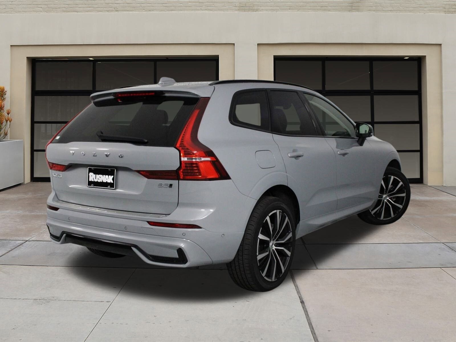 2025 Volvo XC60 B5 Plus photo 4