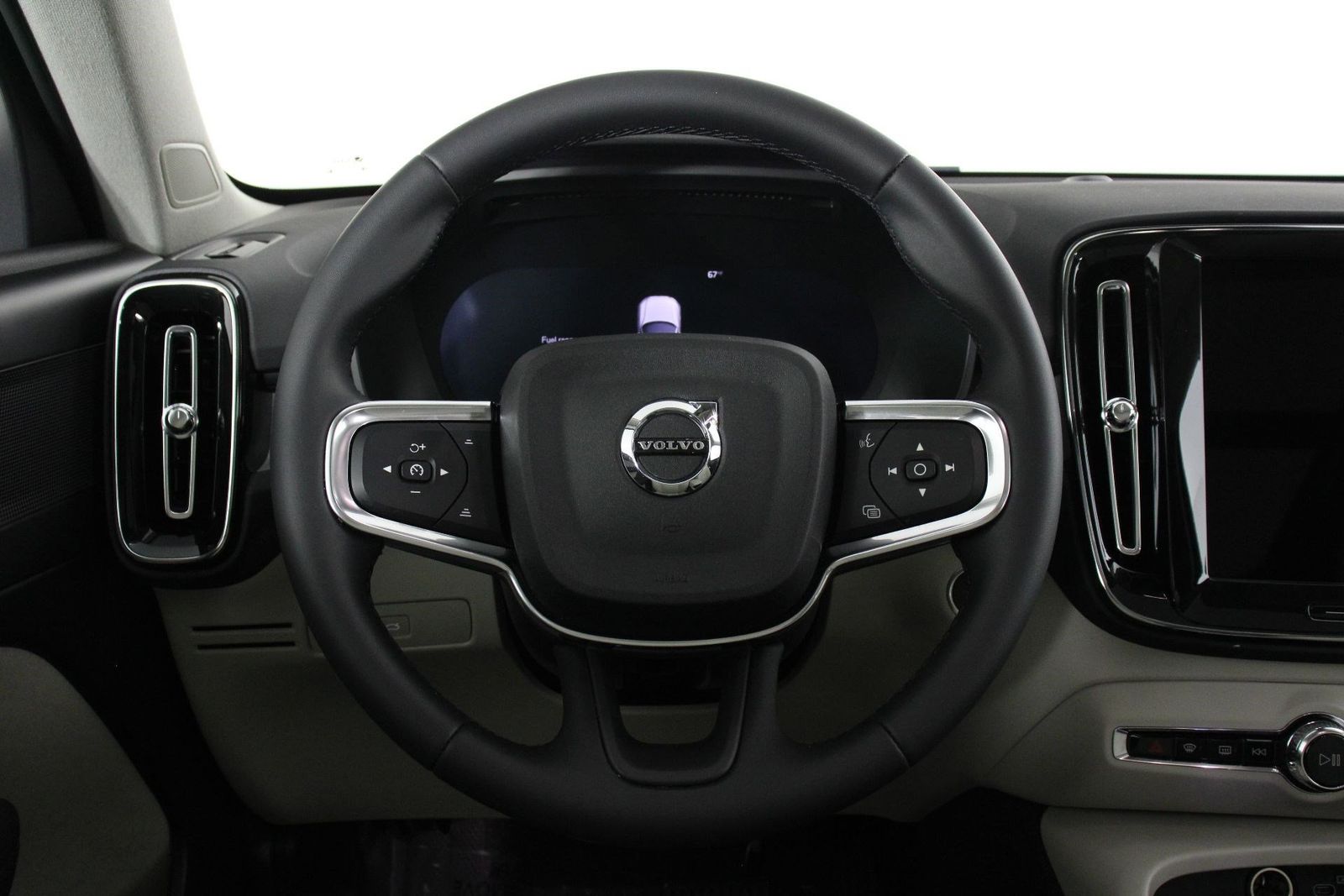 2026 Volvo XC40 B5 Plus photo 3