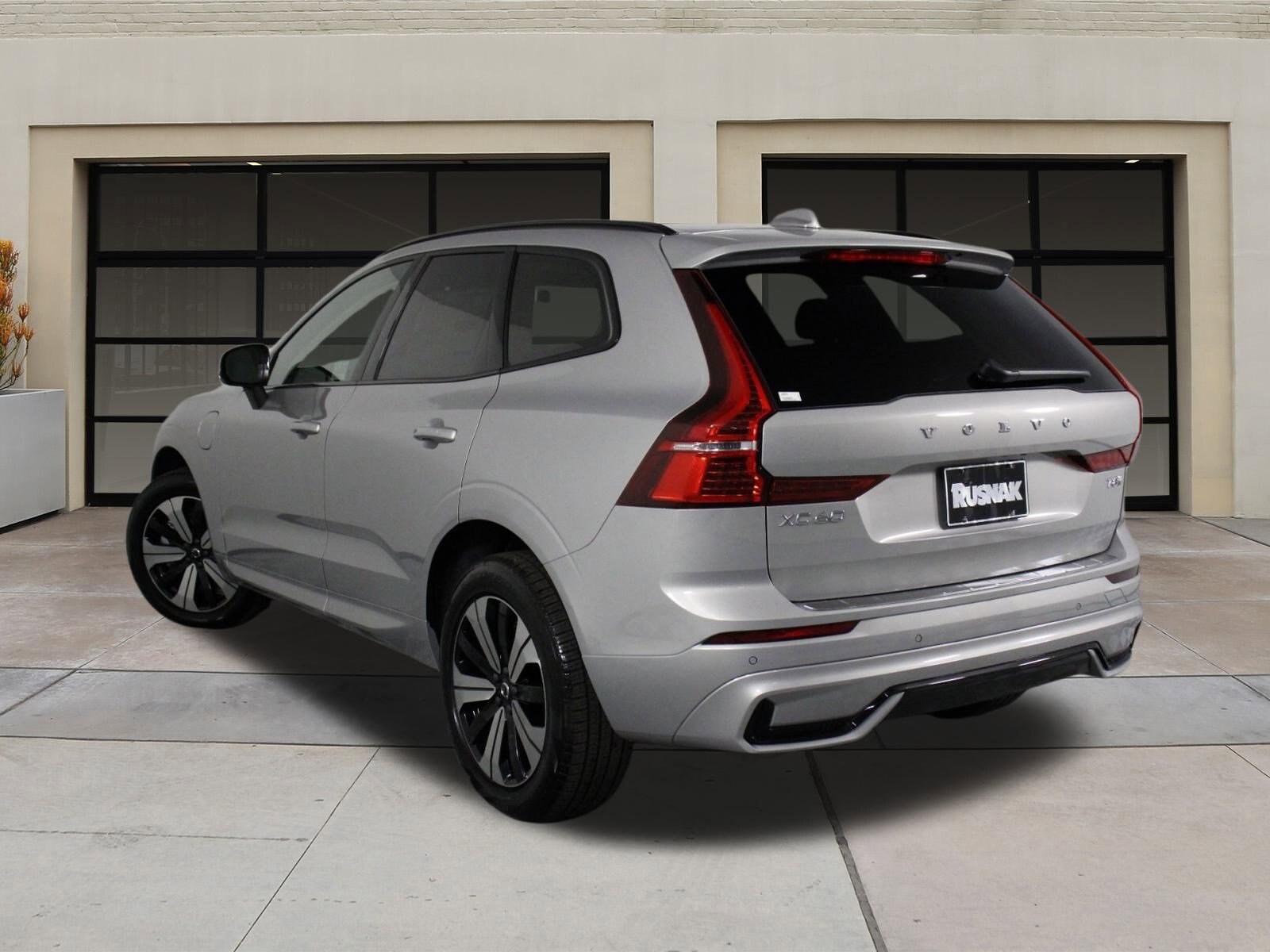 2025 Volvo XC60 T8 Core photo 3