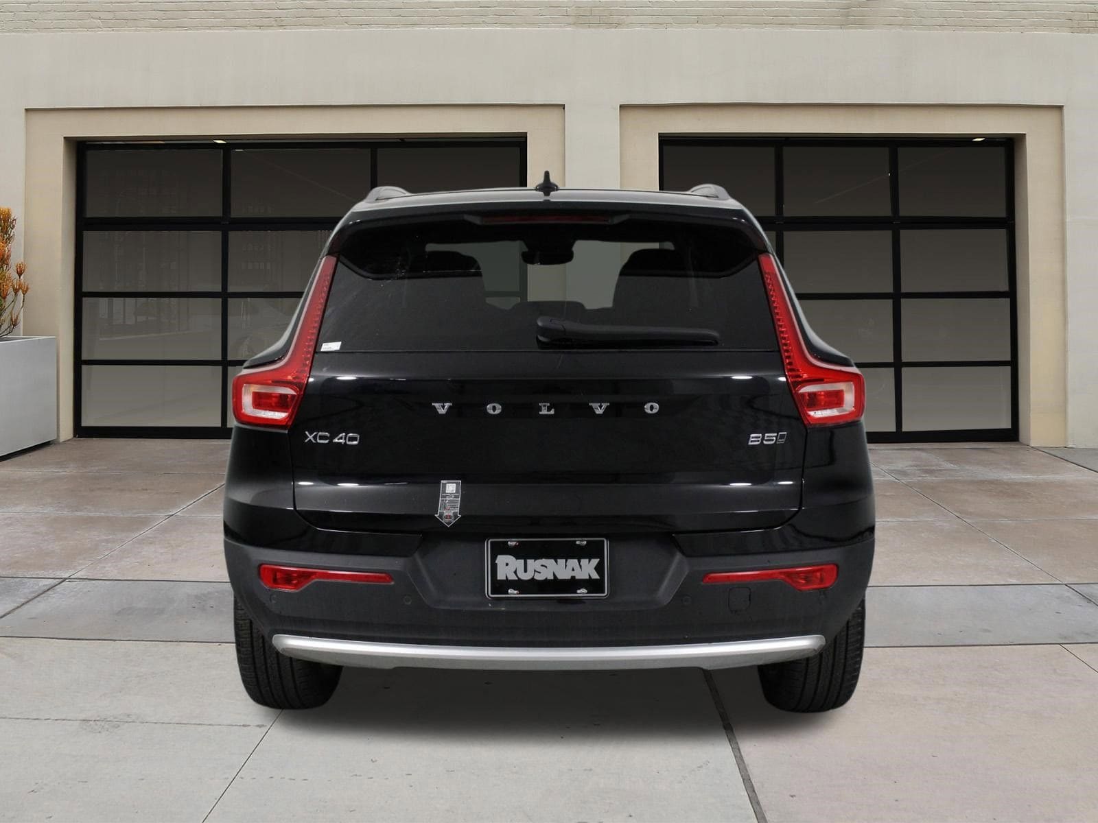 2025 Volvo XC40 B5 Plus Bright Theme photo 4