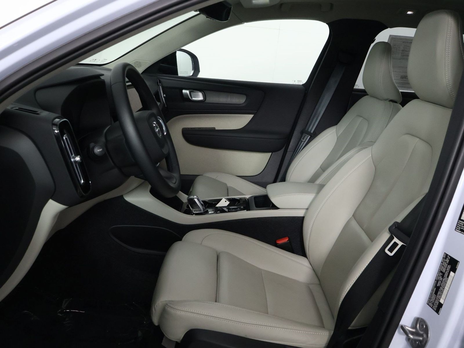 2026 Volvo XC40 Plus - Photo 31