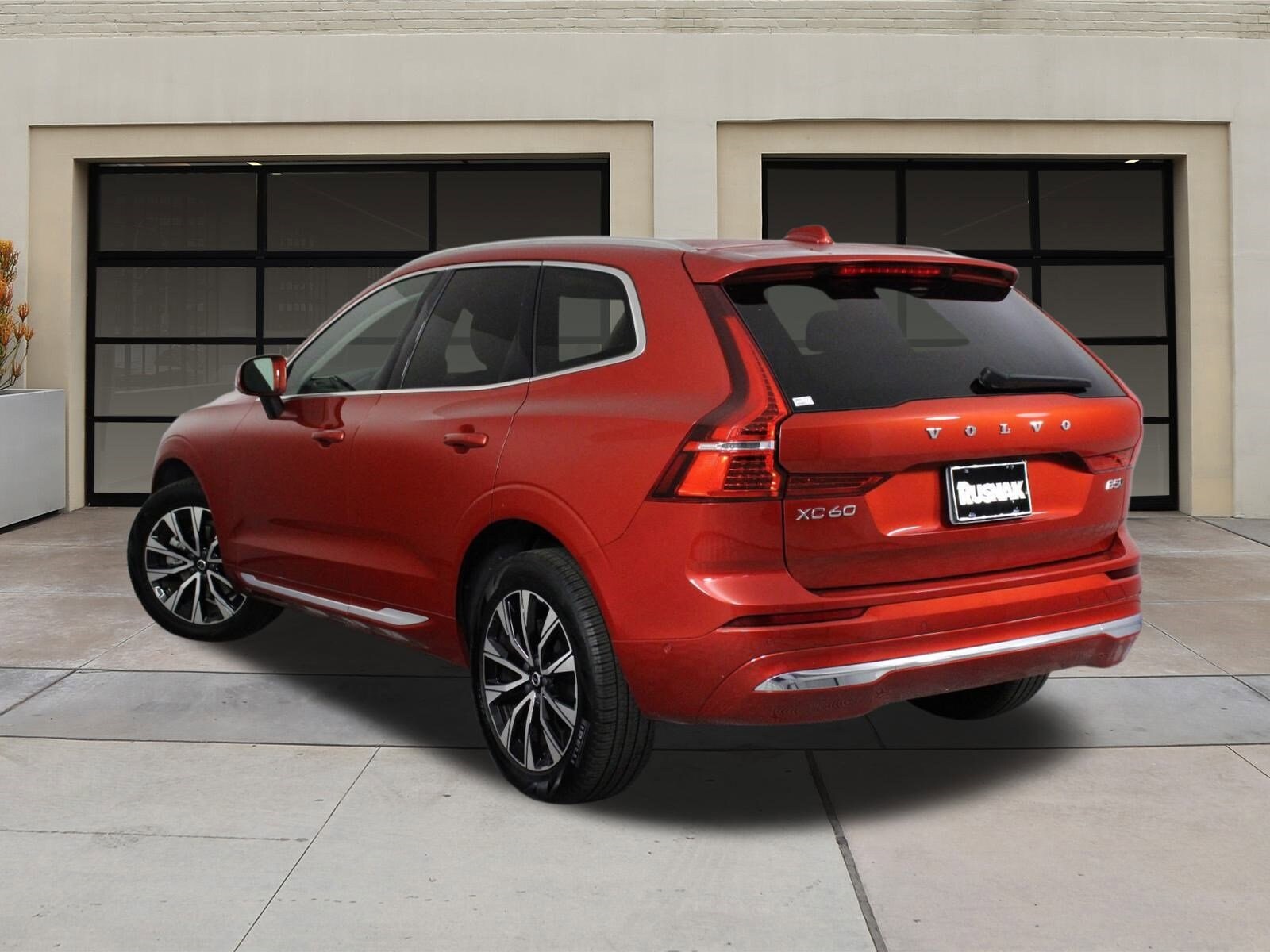 2023 Volvo XC60 B5 Plus photo 2